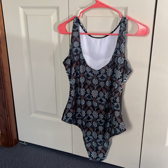 One piece swimsuit - Picture 2 of 2